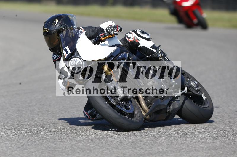 /Archiv-2025/49 26.08.2025 Cornu Master School ADR/blau-bleu/1